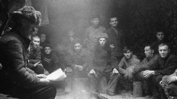 Глава партизанского отряда читает сводку Совинформбюро 