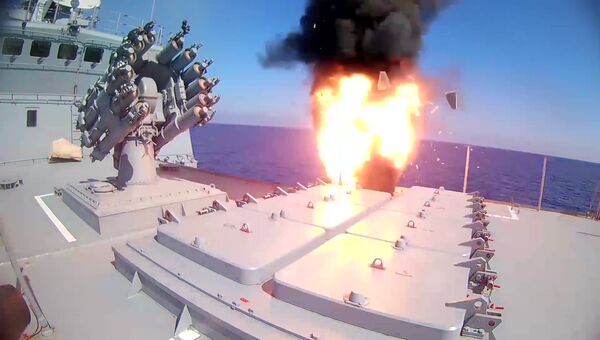 Фрегат Адмирал Эссен ВМФ РФ запускает крылатые ракеты Калибр по объектам Исламского государства (ИГ, запрещена в РФ)