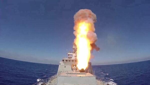 Фрегат Адмирал Эссен ВМФ РФ запускает крылатые ракеты Калибр по объектам Исламского государства (ИГ, запрещена в РФ). Архивное фото