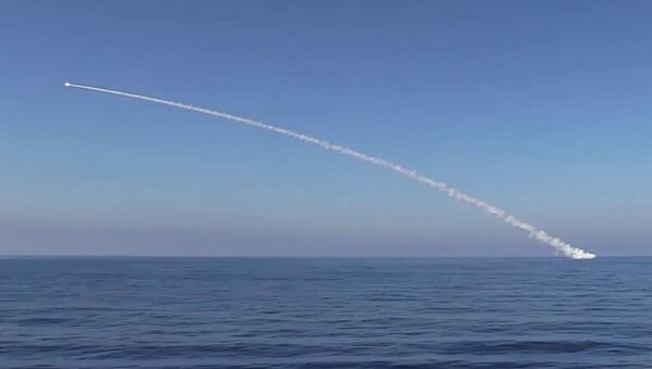 Подводная лодка Краснодар ВМФ РФ запускает крылатую ракету Калибр по объектам Исламского государства (ИГ, запрещена в РФ). 31 мая 2017