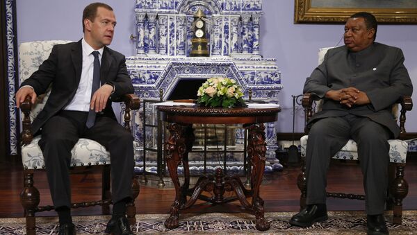 Председатель правительства РФ Дмитрий Медведев и генеральный секретарь ОПЕК Мохаммед Баркиндо во время встречи. 31 мая 2017