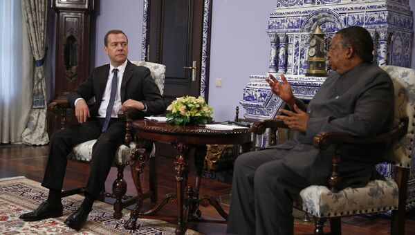 Председатель правительства РФ Дмитрий Медведев и генеральный секретарь ОПЕК Мохаммед Баркиндо во время встречи. 31 мая 2017