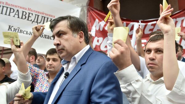 Лидер партии Движение новых сил Михаил Саакашвили со сторонниками возле Министерства юстиции в Киеве. 30 мая 2017