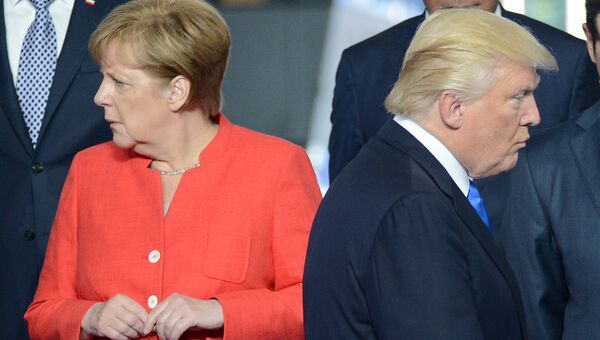 Федеральный канцлер ФРГ Ангела Меркель и Президент США Дональд Трамп на саммите НАТО в Брюсселе