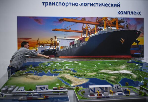 Стенд транспортно-логистического комплекса в Экспофоруме накануне открытия Санкт-Петербургского международного экономического форума 2017