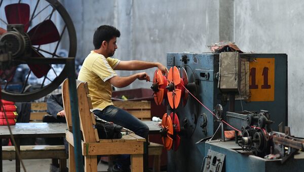 Рабочий в цехе государственного завода по изготовлению электрических кабелей в южном пригороде Дамаска