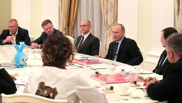 Президент РФ Владимир Путин во время встречи с представителями ведущих мультипликационных студий. 31 мая 2017
