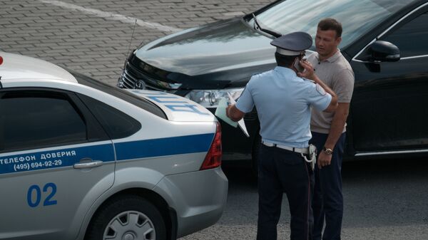 Сотрудник ДПС проверяет документы у водителя в Москве. Архивное фото