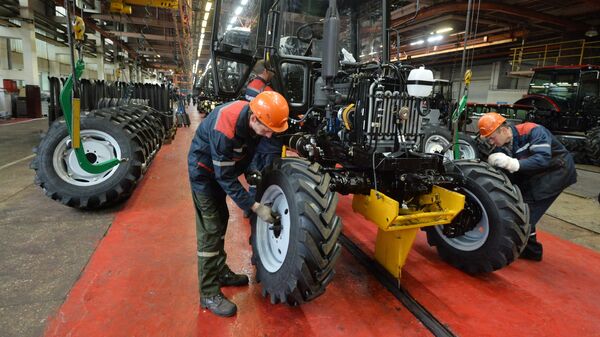 Производство тракторов Беларус на главном конвейере Минского тракторного завода