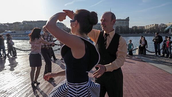 Отдыхающие танцуют на набережной в в Центральном парке культуры и отдыха имени Горького. Архивное фото