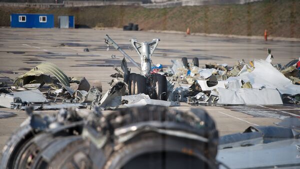 Обломки упавшего самолета Минобороны РФ Ту-154 на территории сочинского аэропорта
