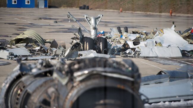Обломки упавшего самолета Минобороны РФ Ту-154 на территории сочинского аэропорта. Архивное фото