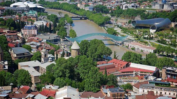 Вид на центр Тбилиси - мост Мира, собор Сиони, новый концертный зал и парк Рике