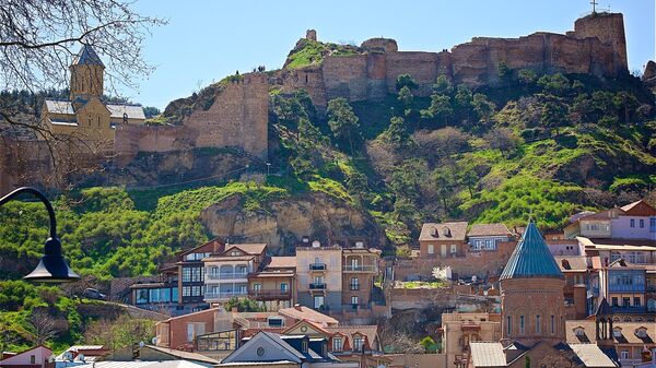 Район Абанотубани в историческом центре Тбилиси и крепость Нарикала