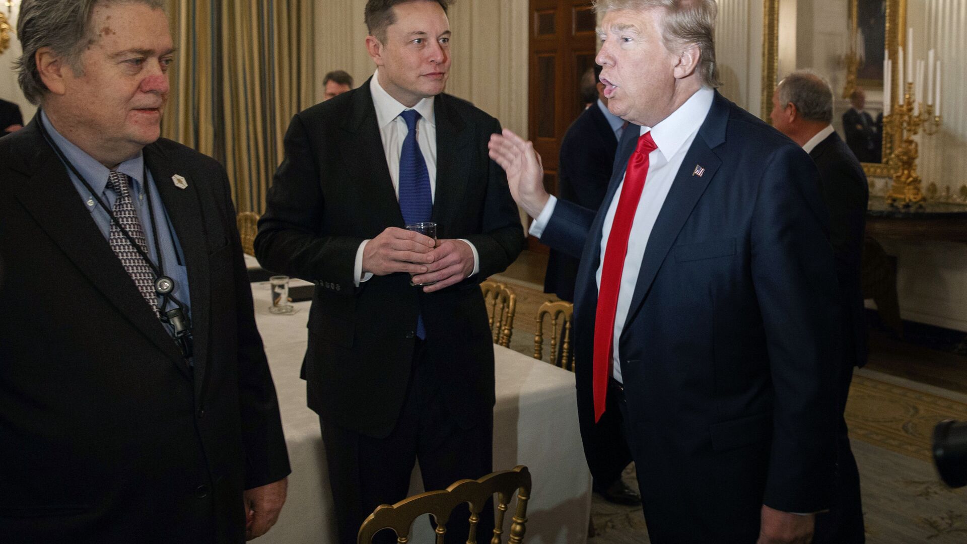 Дональд Трамп, Илон Маск и Стив Бэннон во время встречи в Белом доме - РИА Новости, 1920, 10.05.2022