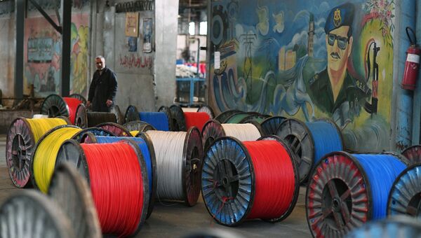 Рабочий в цехе государственного завода по изготовлению электрических кабелей в южном пригороде Дамаска