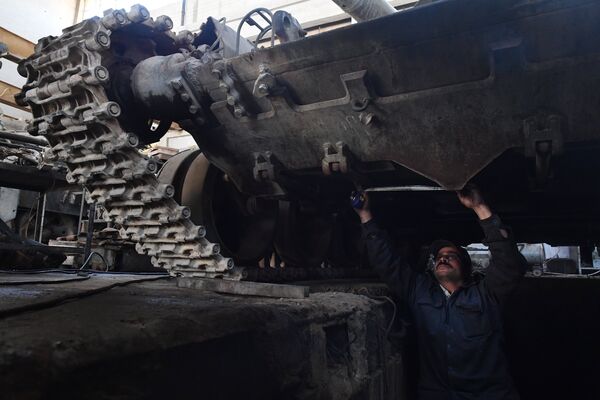 Рабочий в одном из цехов завода по ремонту и восстановлению бронетанковой техники в Дамаске