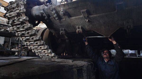 Рабочий в одном из цехов завода по ремонту и восстановлению бронетанковой техники в Дамаске