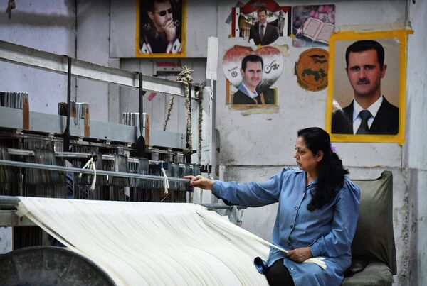 Женщина в цехе государственного завода по изготовлению текстиля в южном пригороде Дамаска