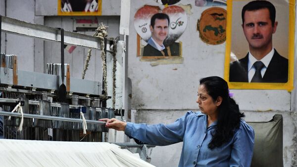 Женщина в цехе государственного завода по изготовлению текстиля в южном пригороде Дамаска
