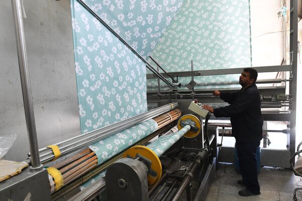 Рабочий в цехе государственного завода по изготовлению текстиля в южном пригороде Дамаска