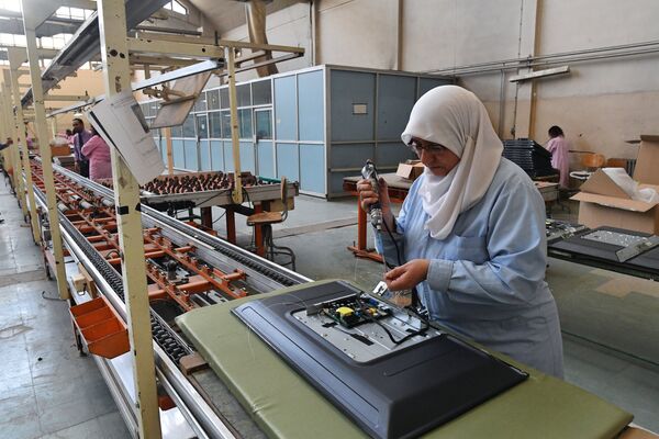 Сборочный цех завода по производству телевизоров Syronics в Дамаске