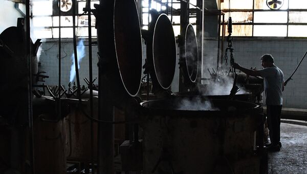 Рабочий в цехе завода по изготовлению консервов в Дамаске