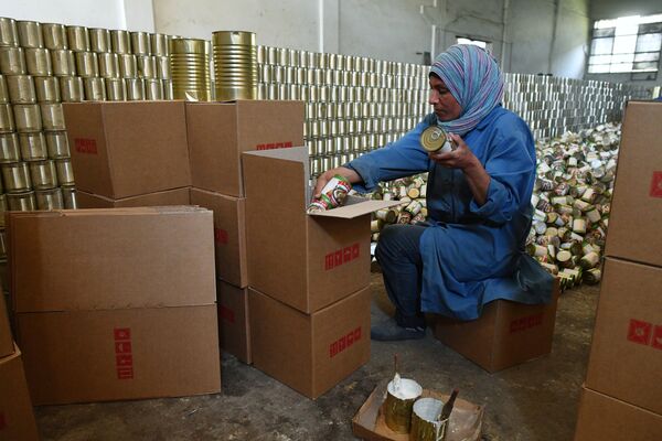 Женщина в цехе завода по изготовлению консервов в Дамаске