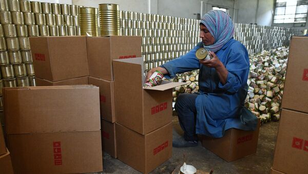 Женщина в цехе завода по изготовлению консервов в Дамаске