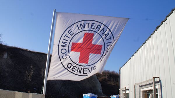 Флаг Международного комитета Красного Креста в Донбассе. Архивное фото