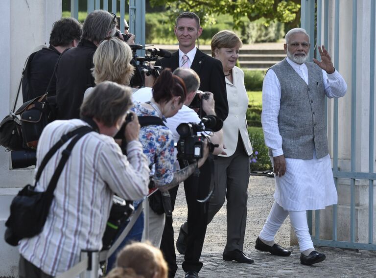 Премьер-министр Республики Индии Нарендра Моди и канцлер Германии Ангела Меркель во врем встречи в Берлине