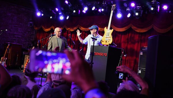 Гитара американского музыканта, вокалиста группы Grateful Dead Джерри Гарсия на благотворительном аукционе в Нью-Йорке. Архивное фото