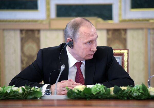 Президент РФ Владимир Путин во время встречи с представителями мировых информационных агентств. 1 июня 2017 Президент РФ Владимир Путин во время встречи с представителями мировых информационных агентств. 1 июня 2017