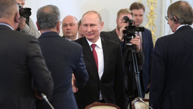 Президент РФ Владимир Путин во время встречи с представителями мировых информационных агентств. 1 июня 2017