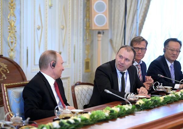 Президент РФ Владимир Путин во время встречи с представителями мировых информационных агентств. 1 июня 2017 Президент РФ Владимир Путин во время встречи с представителями мировых информационных агентств. 1 июня 2017