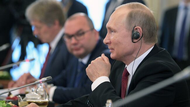 Президент РФ Владимир Путин во время встречи с представителями мировых информационных агентств. 1 июня 2017