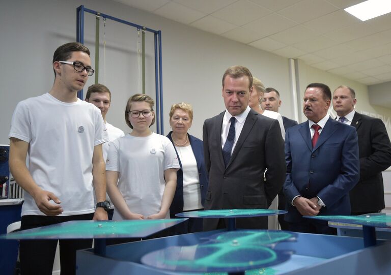 Председатель правительства РФ Дмитрий Медведев во время посещения детского технопарка Кванториум. 1 июня 2017 Председатель правительства РФ Дмитрий Медведев во время посещения детского технопарка Кванториум. 1 июня 2017