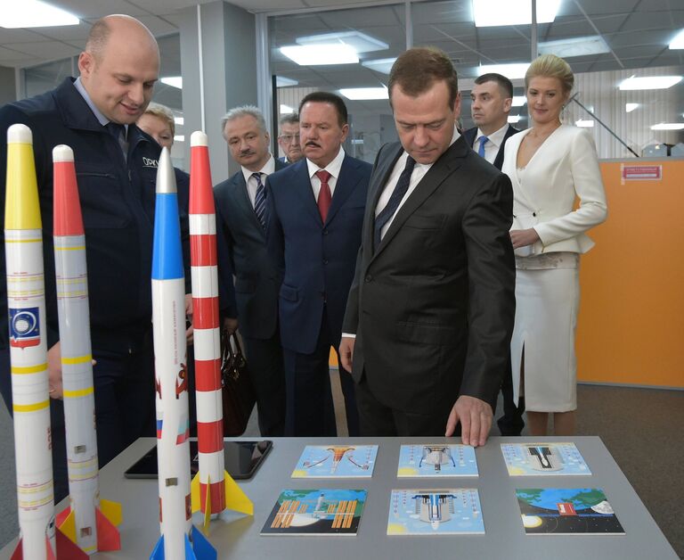 Председатель правительства РФ Дмитрий Медведев во время посещения детского технопарка Кванториум. 1 июня 2017 Председатель правительства РФ Дмитрий Медведев во время посещения детского технопарка Кванториум. 1 июня 2017