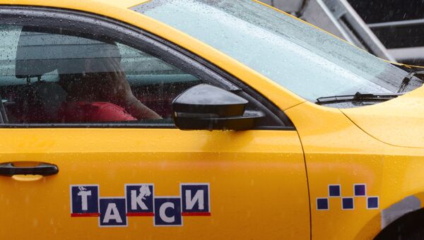 Автомобиль такси на улице города. Архивное фото