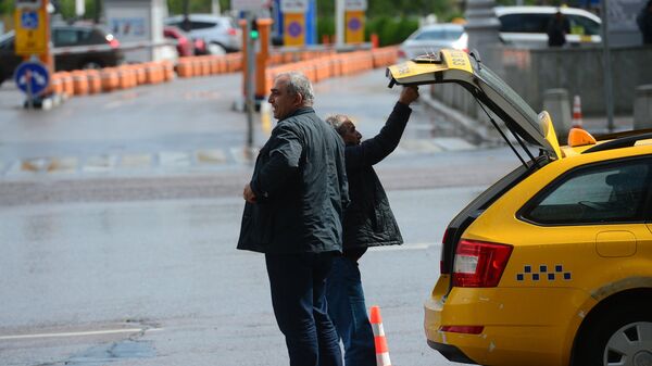 Мужчины у автомобиля такси в Москве