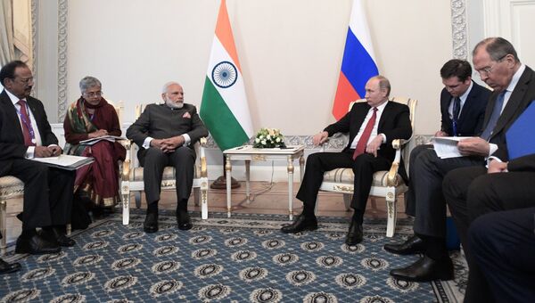 Президент РФ Владимир Путин и премьер-министр Индии Нарендра Моди во время встречи в рамках Санкт-Петербургского международного экономического форума 2017. 1 июня 2017