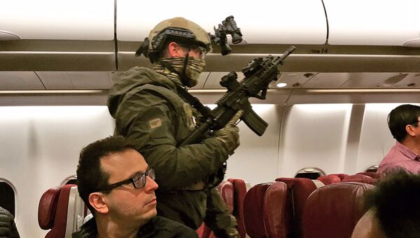 Полиция на борту самолета Malaysia Airlines в кабину которого пытался проникнуть угрожавший устроить взрыв мужчина