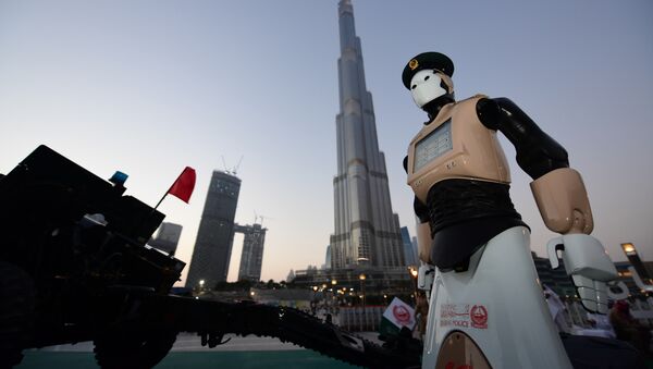 Первый робот-полицейский инспектирует улицу в Дубае. Архивное фото
