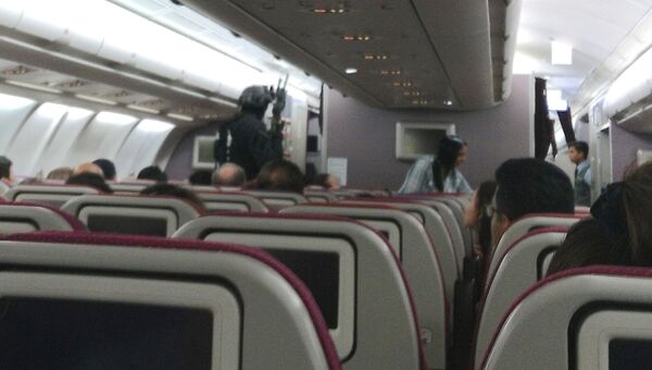 Полиция на борту самолета Malaysia Airlines, где мужчина пытался проникнуть в кабину пилотов