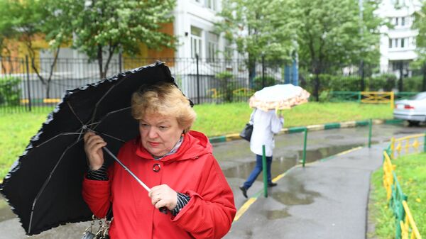 Прохожие во время дождя в Москве