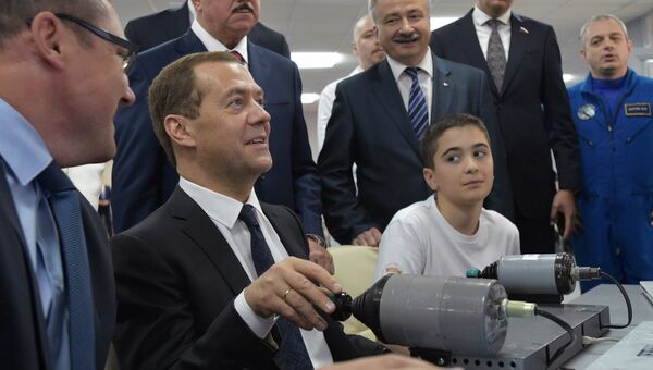 Председатель правительства РФ Дмитрий Медведев во время посещения детского технопарка Кванториум. 1 июня 2017