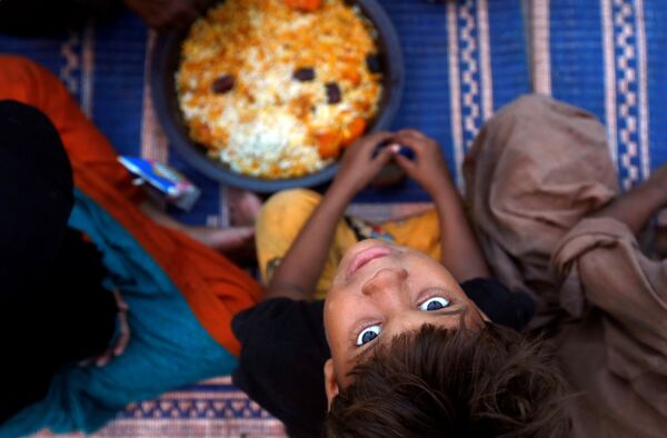 Мальчик во время священного месяца Рамадан в Карачи