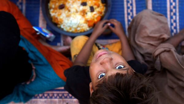 Мальчик во время священного месяца Рамадан в Карачи