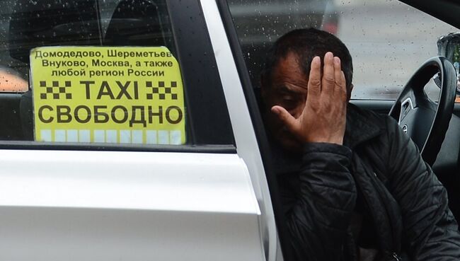 Водитель такси в Москве. Архивное фото
