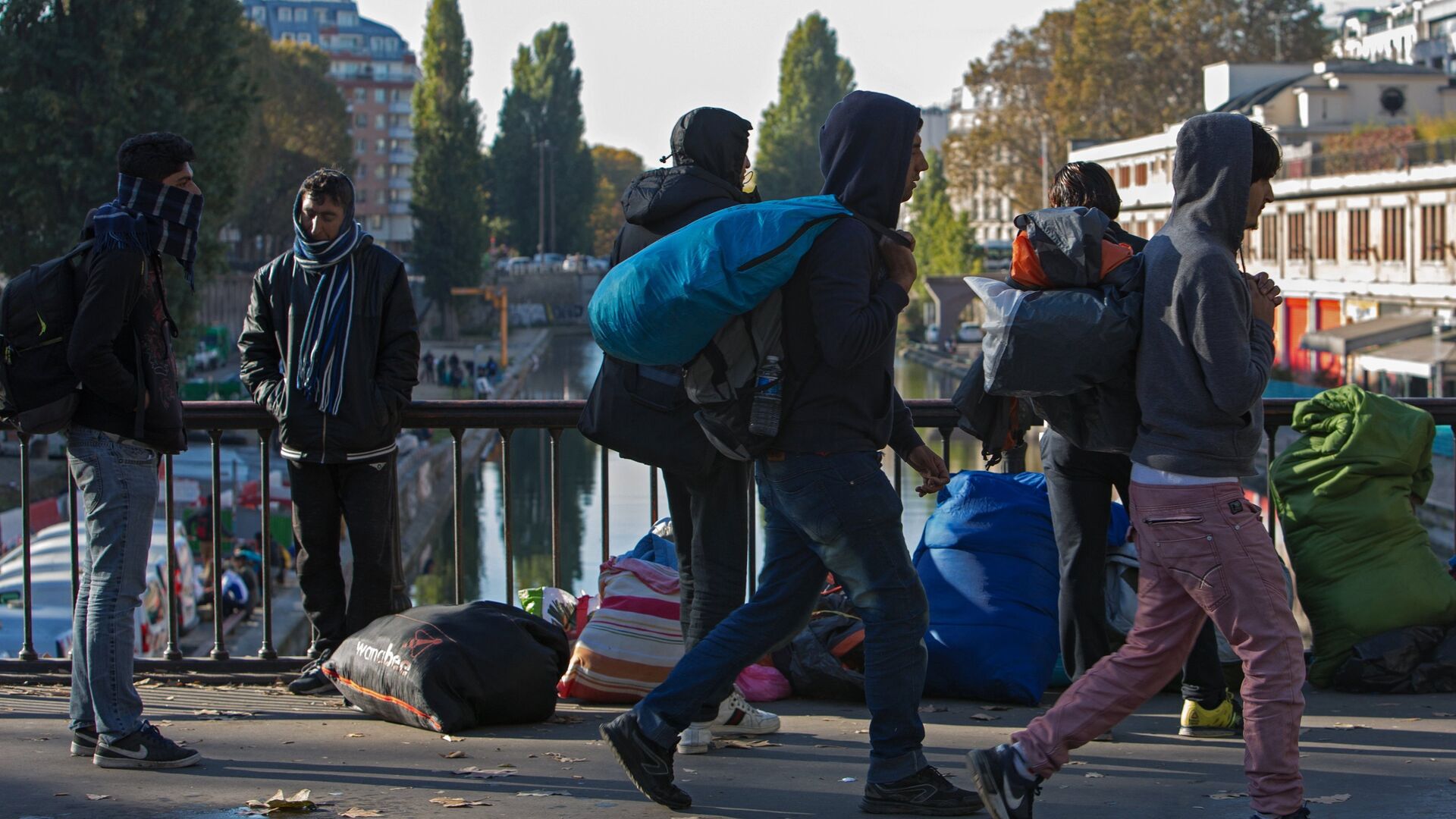 Мужчины в районе Сталинград в Париже, где находится лагерь беженцев - РИА Новости, 1920, 08.08.2024